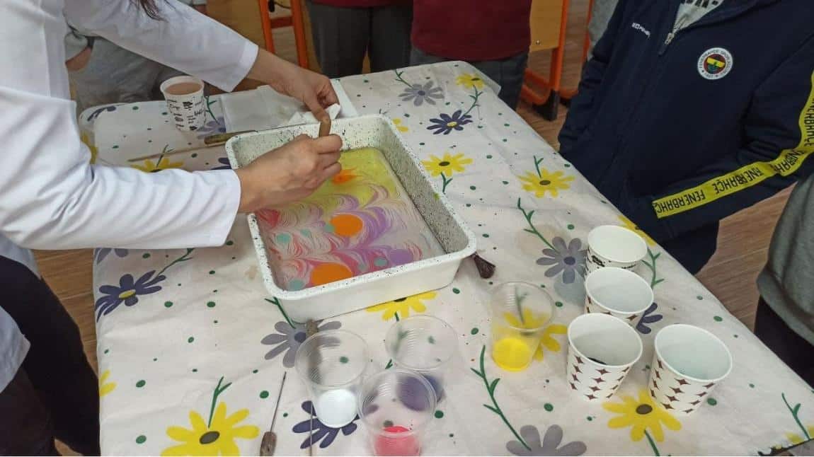  “Minik Eller, Büyük Hayaller” adlı etkinlik ile okulumuzda Ebru Sanatı çalışması yapıldı.